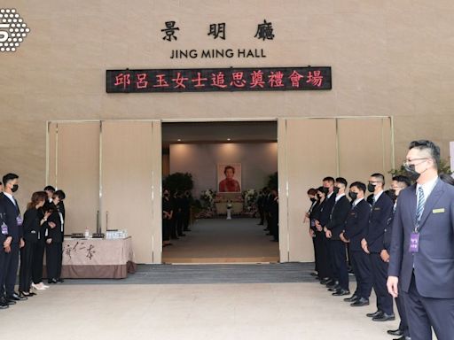 邱瓈寬母親告別式／現場飄香！素雅花卉點綴遺照 于美人、黃韻玲抵達│TVBS新聞網