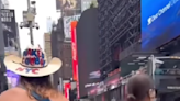 Olga Tañón derrite en redes bailando con The Naked Cowboy ¡en un duelo de cuerpazos!