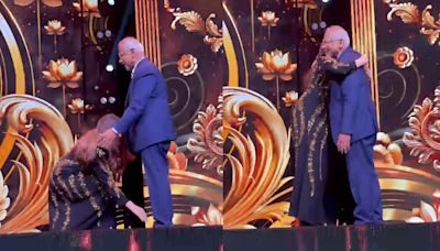 Aishwarya Rai Touches 'Guru' Mani Ratnam's Feet, Hugs Him Before Presenting Award At IIFA Utsavam (VIDEO)