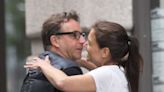 Katie Holmes, a pura risa y abrazos con su representante, Jeremy Barber, por las calles de Nueva York