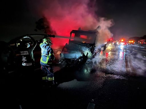 轎車國1自撞橫停再遭貨櫃車追撞 驚傳火燒車！24歲女慘成焦屍｜壹蘋新聞網