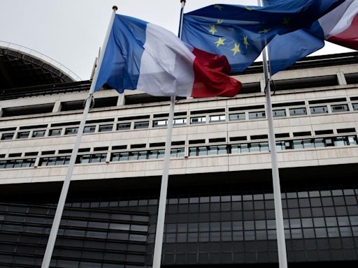 S&P rebaja la nota de Francia por dudas sobre su control del déficit