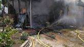 Un incendio calcina una casa prefabricada de Laredo