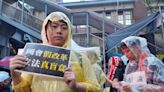 青島東路冒雨抗議的人們——原民青年、花蓮鄉親、共學親子，他們為何上街？