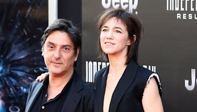 Yvan Attal et Charlotte Gainsbourg bientôt unis par les liens sacrés du mariage ? Voici pourquoi ils refusent de passer devant le maire