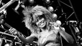 Las claves que convirtieron a Tina Turner en estrella mundial: pelucas hechas por ella, brillos y fuerza en el escenario