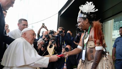 El Papa cumplió su promesa de visitar a misioneros argentinos que trabajan en la periferia de la periferia: “El amor es más fuerte”