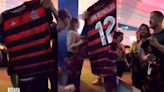 Vocalista do Imagine Dragons ganha camisa do Flamengo e 'descobre' curiosidade; veja vídeo