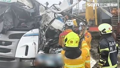 快訊／下雨釀禍？砂石車清土砂翻覆 後車斗壓爛車頭…駕駛沒了呼吸心跳