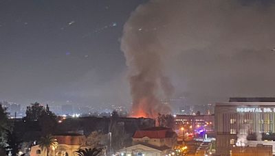 Bomberos combate incendio en dependencias en desuso del hospital Barros Luco en San Miguel - La Tercera