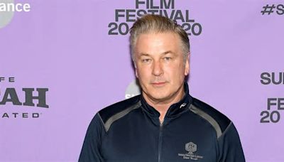 Alec Baldwin tiró el teléfono de un insistente y grosero podcaster | Us Weekly