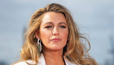 Blake Lively impone el traje blanco favorito de las famosas sin nada debajo y al borde de la censura