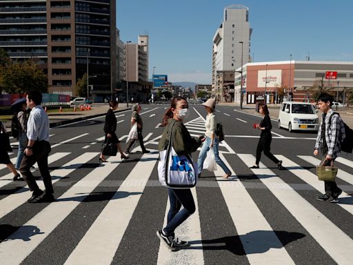 Japan May jobless rate unchanged at 2.6%, job availability down