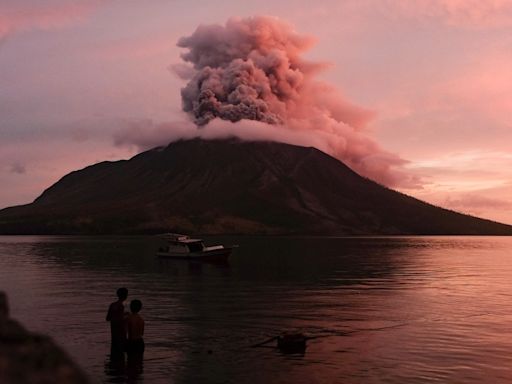 Vulcão Ruang tem nova erupção dias após remoção de 11 mil habitantes em áreas de risco, na Indonésia; fotos