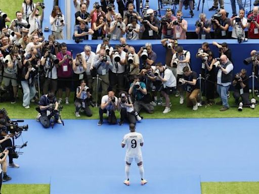 Ancelotti da la bienvenida a Mbappé en Valdebebas