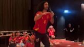 Vídeo: jogador da Espanha viraliza com dança e música com recado para Haaland