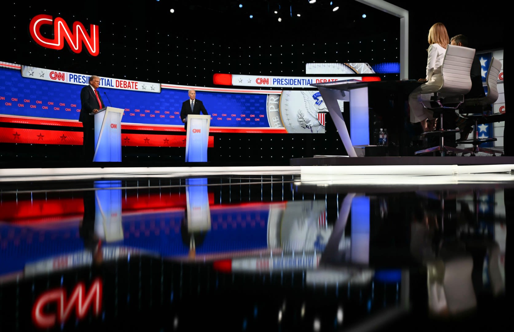 Video does not show CNN debate moderator helping Biden