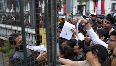 Venezolanos en Lima acuden en masa a su consulado