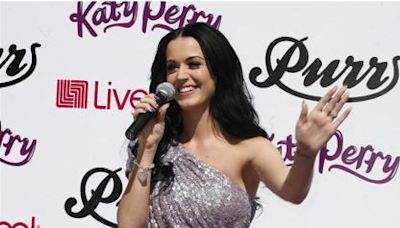 Katy Perry sorprende al bailar "La Macarena" en un club de España