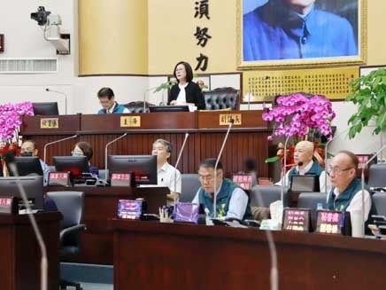 南市議會定期會颱風停會三天回復大會 為過世議員張世賢默哀感念