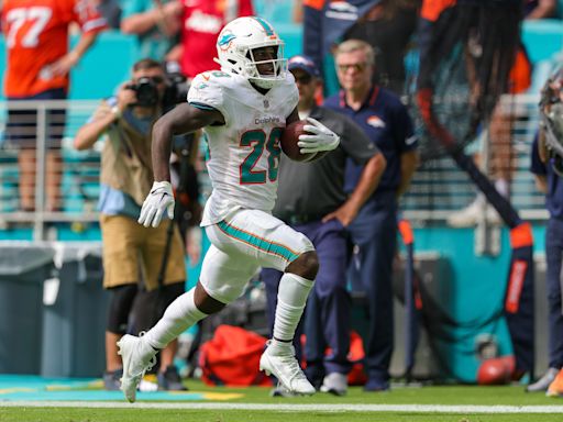 Is De'Von Achane playing today? Injury updates on Miami Dolphins running backs vs Bills