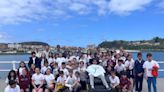 Esta es la singular actividad que reunió en el muelle a cien alumnos de los dos colegios de Ribadesella