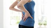 ¿Pasas mucho tiempo sentado? Estos son los 3 ejercicios recomendados para evitar los dolores de espalda