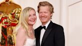 Watch Kirsten Dunst run into a giant Oscar statue on the red carpet