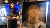 Lionel Messi, retratado con suelo de su Rosario natal por Jorge “Coqui” López: “La tierra que pisamos es el archivo de nuestras vivencias”, afirma el autor