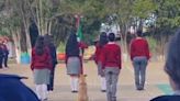 Escuela adopta a canino que se hizo viral por “marchar” con escolta: “es un alumno más”