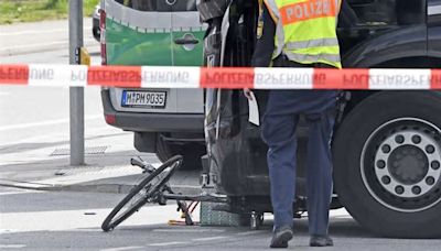 Folgenschwere Kollision in München: Radfahrerin stirbt bei Unfall mit Lkw – Polizei sperrt Straße