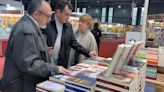 El secretario de Cultura visitó la Feria del Libro antes de su inauguración oficial