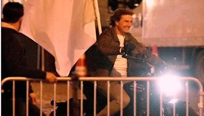 Tom Cruise monta otra vez en moto por París, pero esta vez lo hace sobre una eléctrica