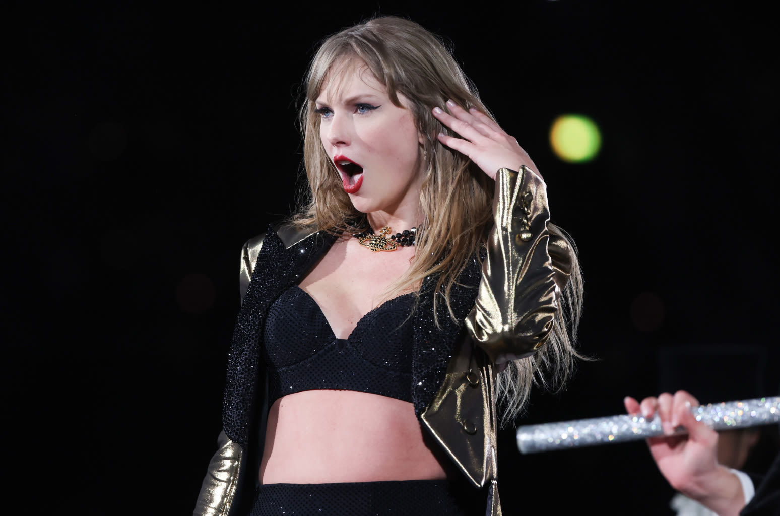 Taylor Swift Pips Kings Of Leon For U.K. Chart Crown