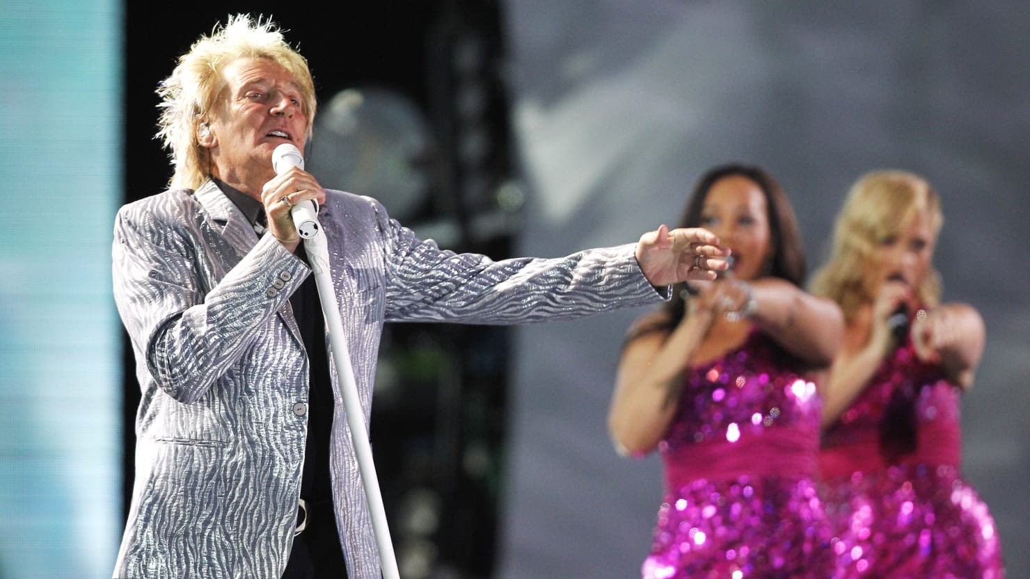 Rod Stewart Takes On Trump With Very Political Message