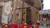 La calle Corredera de Lorca se viste de gala con la Procesión de Papel de la Semana Santa