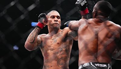 UFC 300 | Alex Pereira le propina un impresionante KO a Jamahal Hill en unos segundos