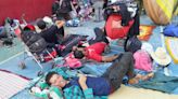 Por primera vez una caravana de 614 migrantes ingresa a la ciudad de Oaxaca; descansan en Polideportivo
