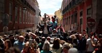 Portugal s democracy turns 50: big crowd commemorates Carnation Revolution