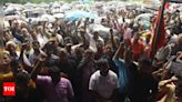 Thousands of Mumbai hawkers protest BMC eviction drive at Azad Maidan | Mumbai News - Times of India