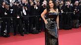 Salma Hayek deslumbra en Cannes con un vestido de lentejuelas negro