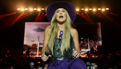 Country music star Lainey Wilson suffers wardrobe malfunction on stage