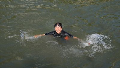 Jetzt schwimmt auch die Bürgermeisterin von Paris Anne Hidalgo in der Seine