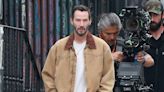 Aos 59, Keanu Reeves aparece jovial e mais magro em set de filmagem