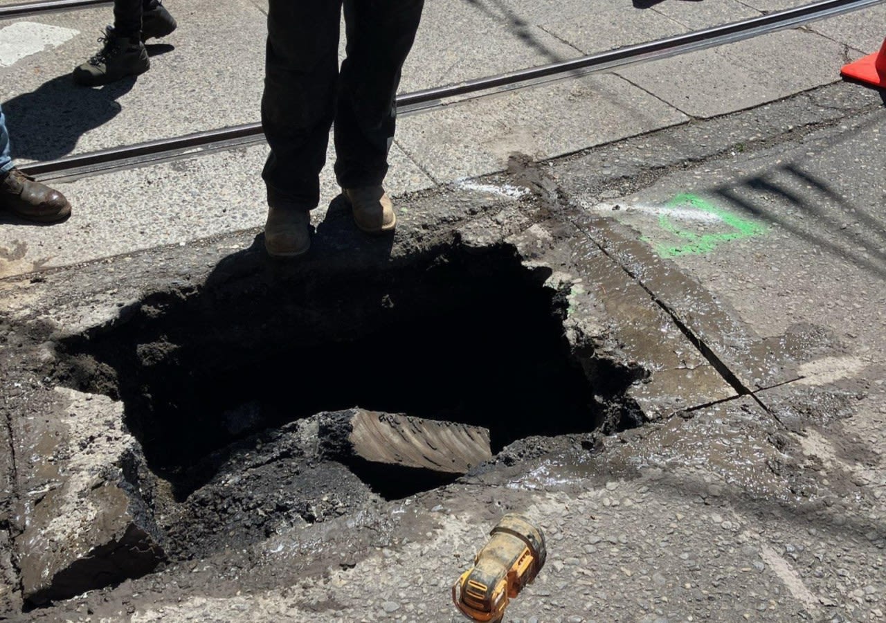 Sinkhole shuts down Portland Streetcar in Northwest