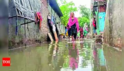 Residents protest as drainage and rainwater inundate Navayard area in Vadodara | Vadodara News - Times of India