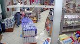 VIDEO: Asaltantes matan a tiros a empleada de una farmacia en Uruapan, Michoacán; hay otra lesionada | El Universal