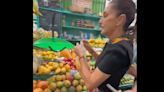 VIDEO Entre besos, abrazos y sin seguridad, Sheinbaum compra mangos en el mercado de Tlalpan