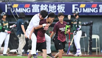 樂天桃猿》林智平跟葉保弟相撞韌帶傷要休2個月 廖健富本季首度守一壘