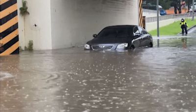 雨彈襲台南！ 地下道水淹困轎車 行人過馬路喊會怕